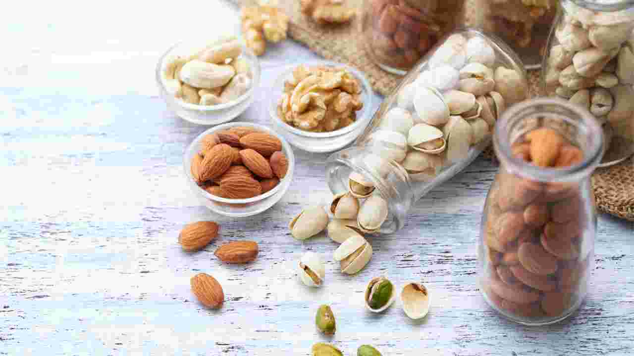 栄養とタンパク質が豊富なナッツの写真(アーモンド、カシューナッツ、ピスタチオ、クルミ、ヘーゼルナッツ)